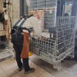 Exosquelette EXOVITI utilisé en cave pour la mise en bouteille